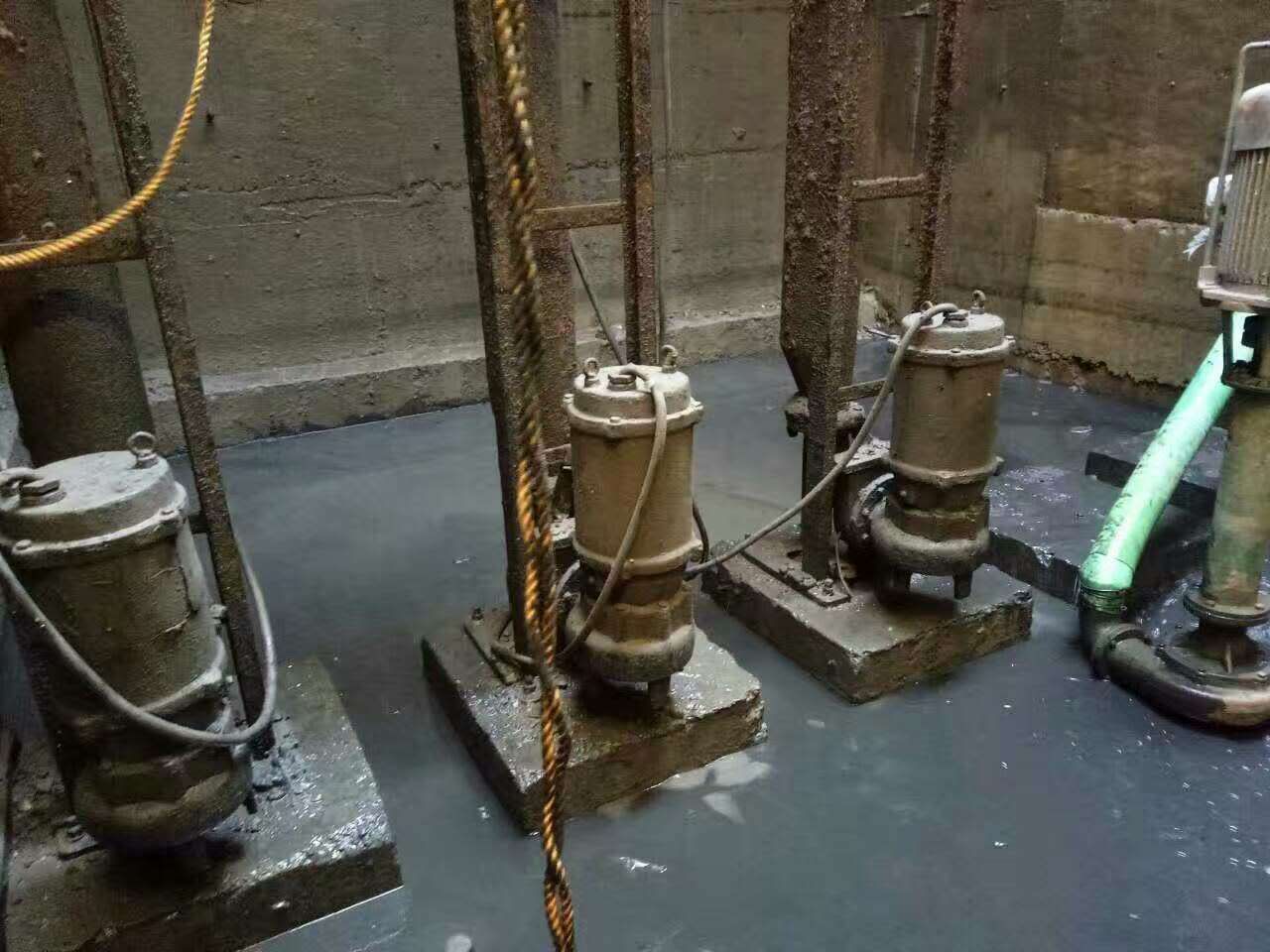 环翠污水池清理