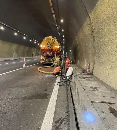 环翠隧道排水渠清淤